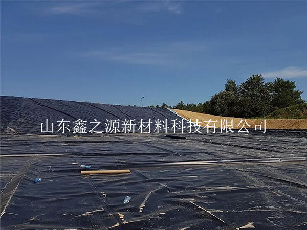 養(yǎng)殖新紀(jì)元：防滲膜覆土的綠色妙用，繪就生態(tài)養(yǎng)殖新畫卷